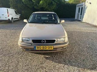 Opel Astra 1.6i Season