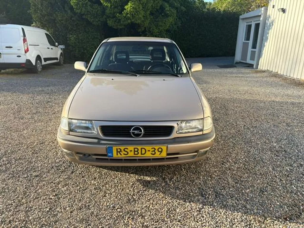 Opel Astra 1.6i Season