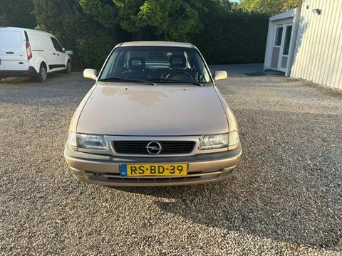 Opel Astra 1.6i Season